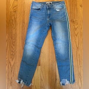 ZARA stretch denim with stripes down sides and distressed ankle detail. Size 8